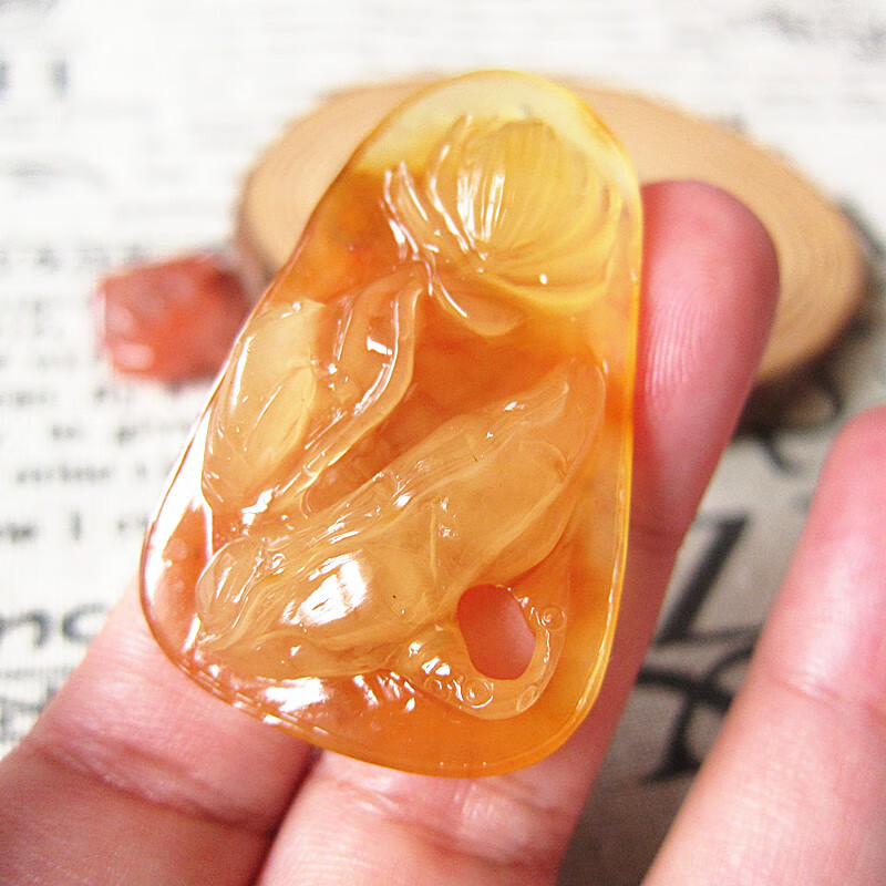 展缘琥珀 黄蜜蜡 带皮 精雕 荷塘 莲花 吊坠 挂坠 项坠