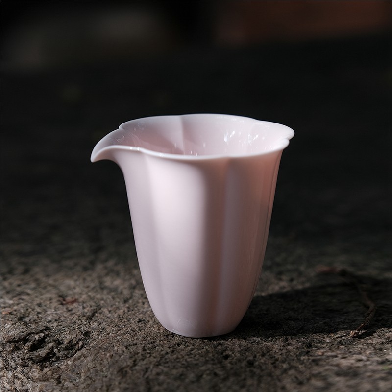 梅花落粉黛茶杯手工捏花闻香杯粉色纯色单杯茶具陶瓷白瓷品茗杯铃铛圆杯礼物 花瓣公道杯（粉）