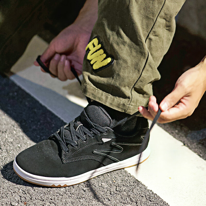 极路客 蚁系列 冷沾大底面包鞋 牛反毛皮男女低帮耐磨减震 滑板鞋 黑色 40.5