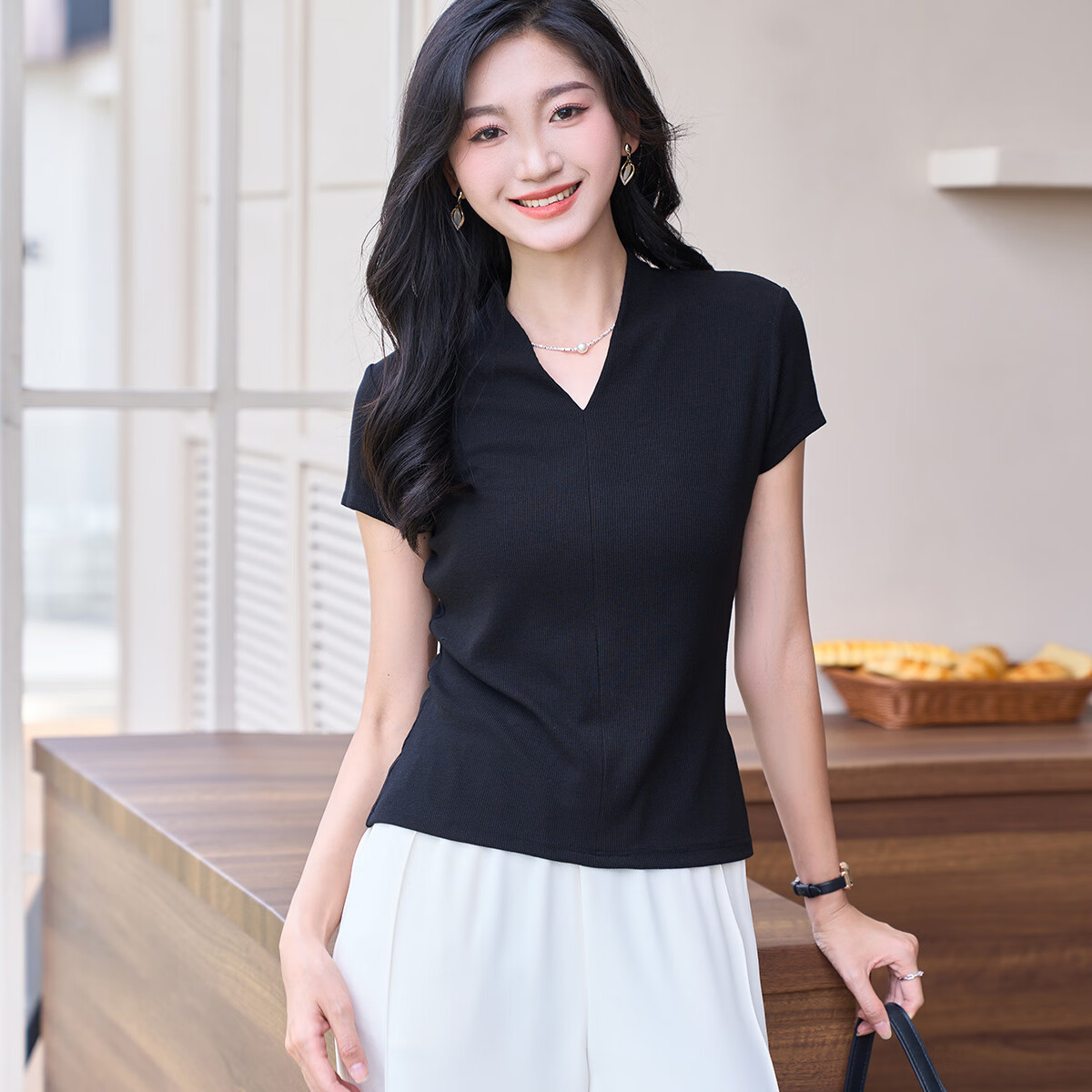 米思阳2024夏季新款时尚简约T恤显瘦纯色小个子V领上衣女2452 黑色 2XL