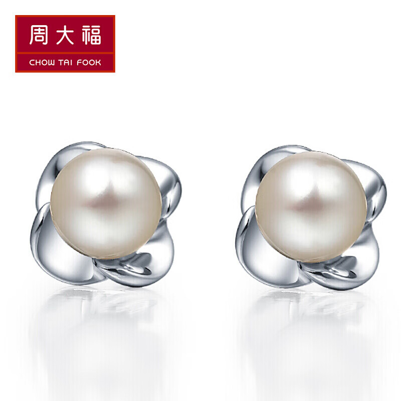 周大福（CHOW TAI FOOK）清新花瓣 925银镶珍珠耳钉 AQ32316 350 直径约5mm