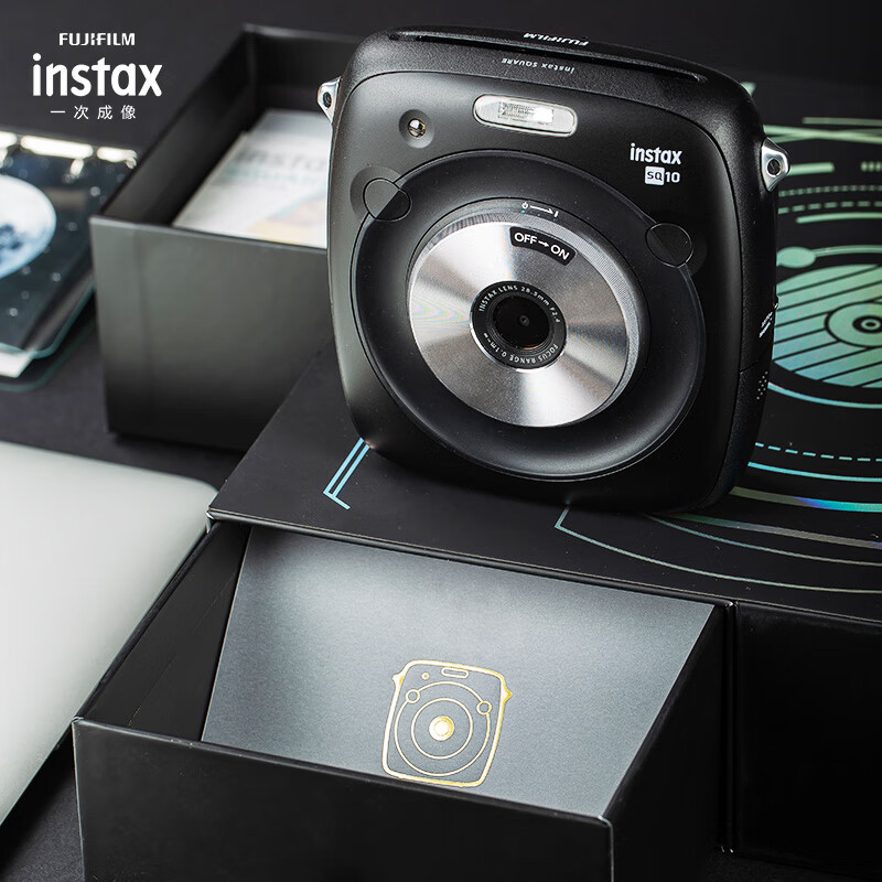 富士INSTAX SQ10数模相机黑礼盒含不含内存卡和读卡器的？