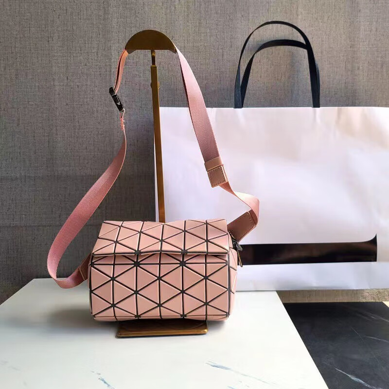 日本三宅包包新款几何菱格包一生单肩斜跨包格子翻盖休闲枕头包 粉色