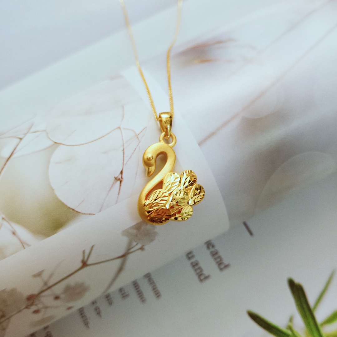 七夕情人节礼物 恋柯 足金999足金金天鹅黄金车花面3d硬金吊坠时尚