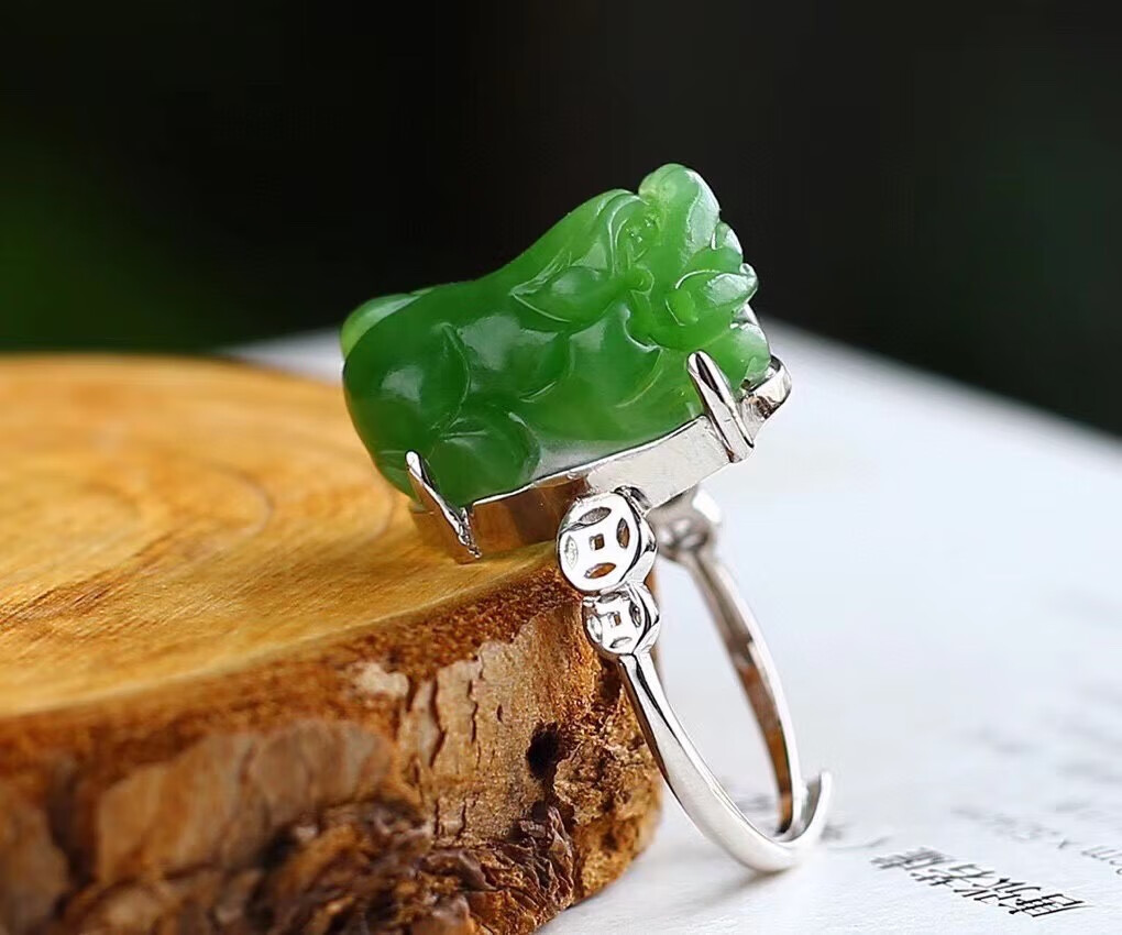 资微黛官方和田玉戒指和田碧玉貔貅s925镶嵌苹果绿阳绿老料料子细腻