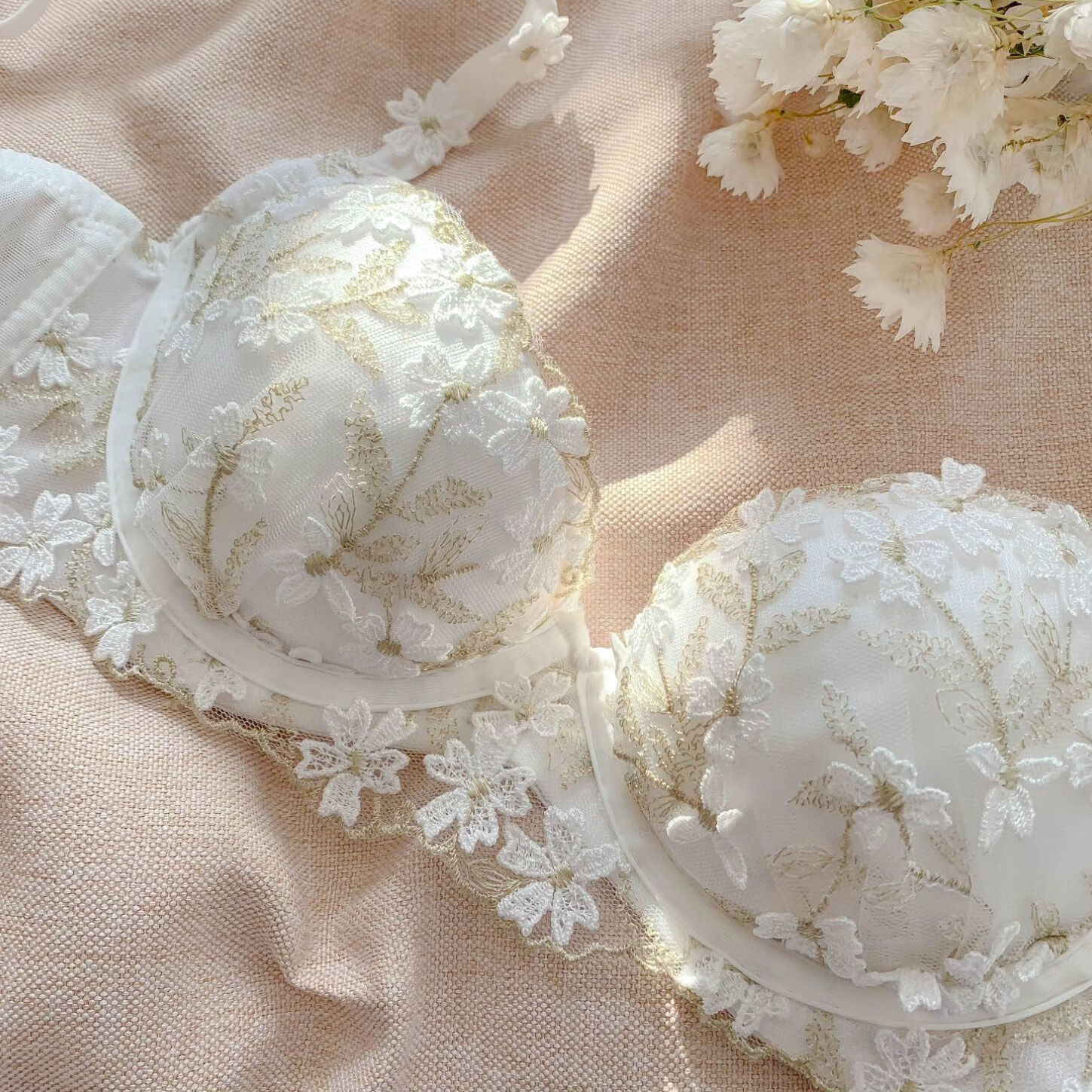 浪莎内衣女2024新款薄款性感刺绣蕾丝小胸聚拢软钢圈纯欲白色文胸套装