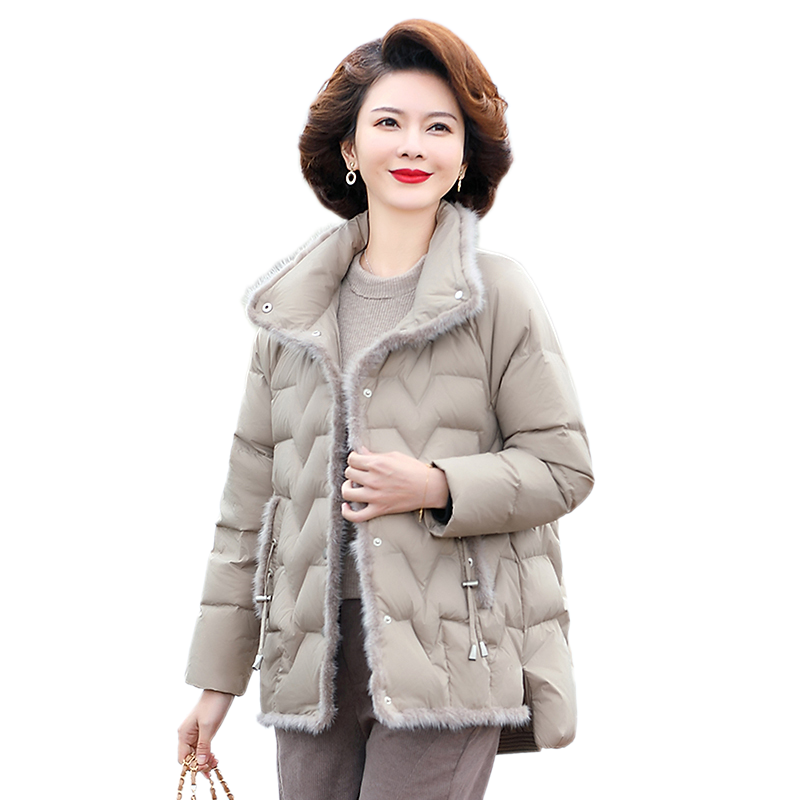 宝莲朵妈妈装冬装羽绒服:舒适与时尚的完美结合