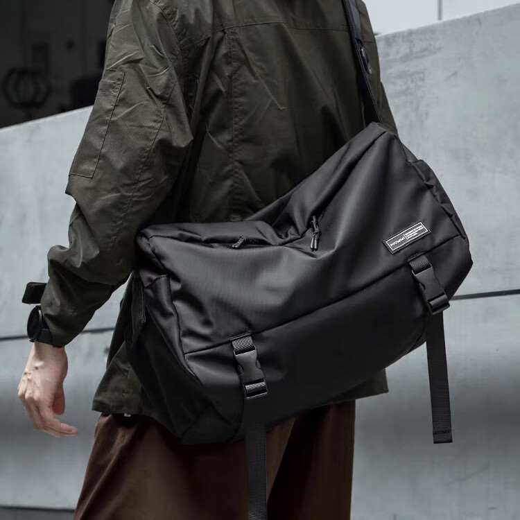 日系大容量斜挎包男运动健身包潮工装机能邮差包单肩背包 黑色大号