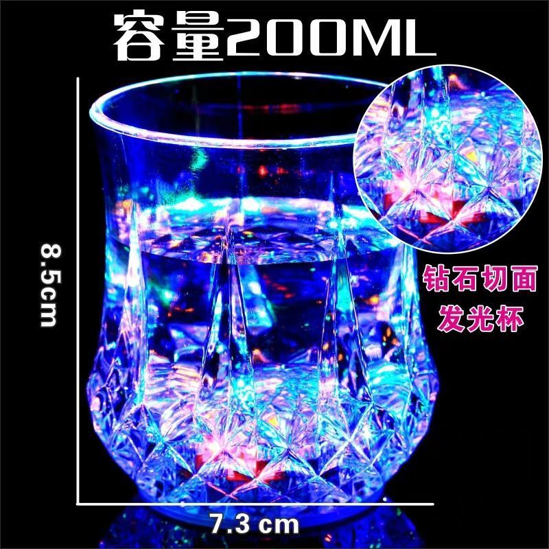 萌依兒發(fā)光杯子發(fā)光水杯七彩創(chuàng)意魔術(shù)閃光杯遇水倒水感應(yīng)就會(huì)亮的變色的 菠蘿七彩發(fā)光杯1個(gè)
