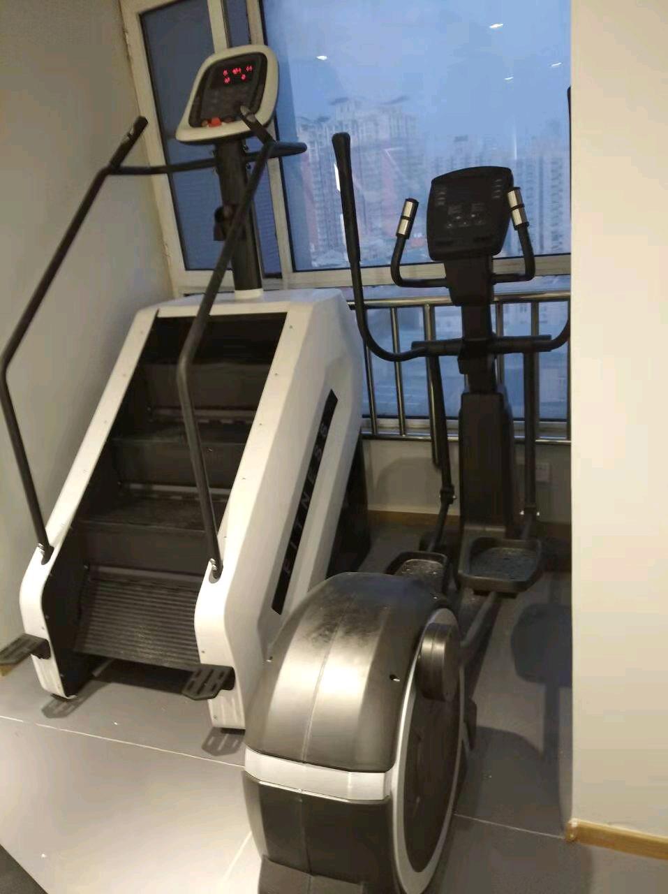 登山机楼梯机健身器材攀爬走步有氧器械可调节速度大型工作室健身 白色