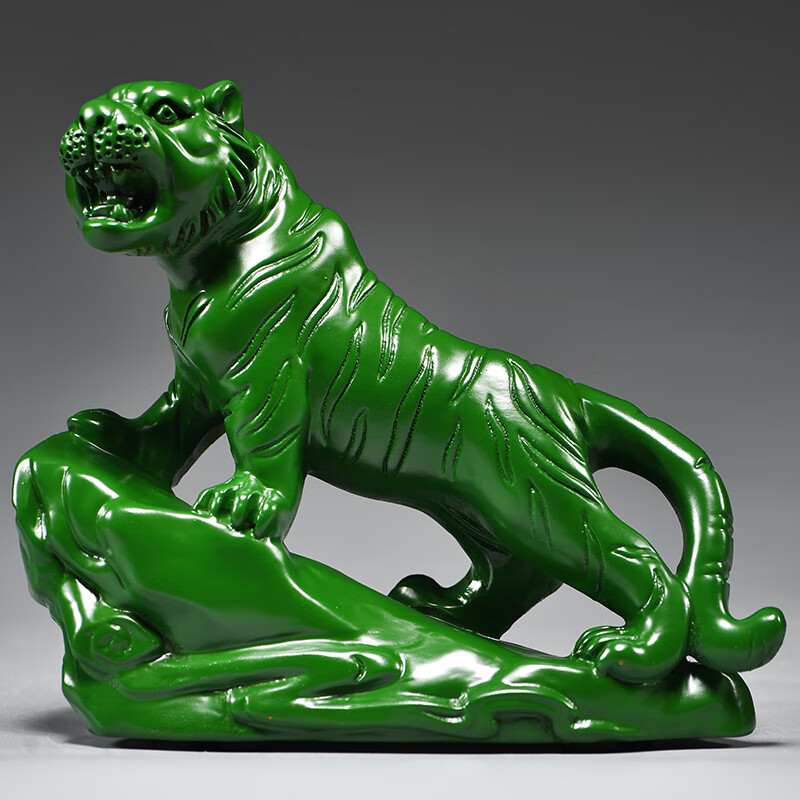 绿色木雕老虎摆件实木质上山虎生肖工艺品家居办公桌面装饰工艺品