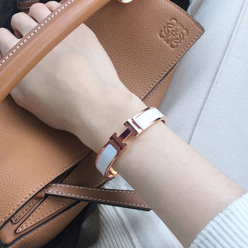 创京懿选情侣手镯欧美轻奢玫瑰金珐琅手镯女钛钢字母扣情 白h手镯