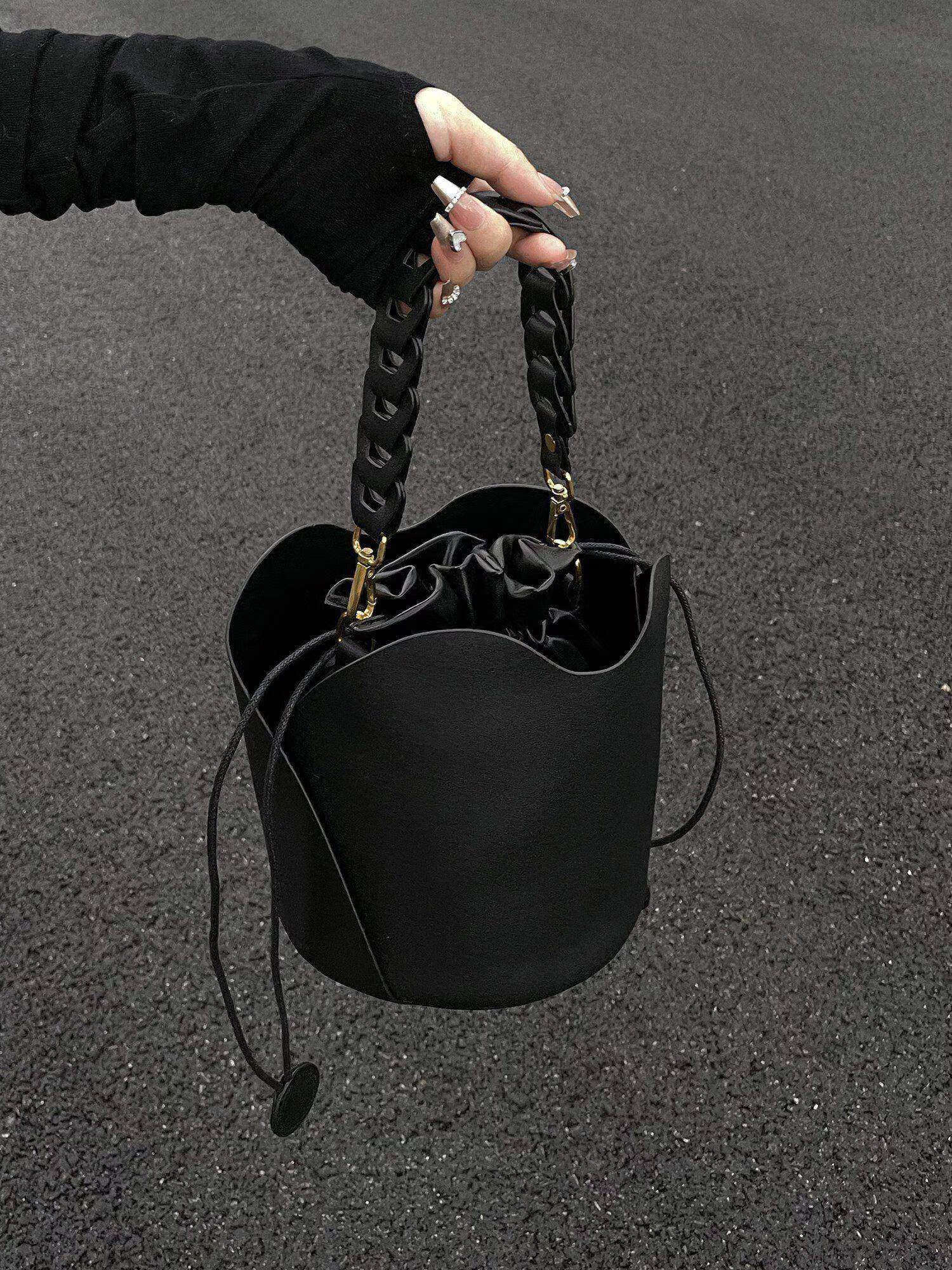 宝芙丽手提水桶包包女高级质感法国小众设计斜挎包圆筒包 黑色