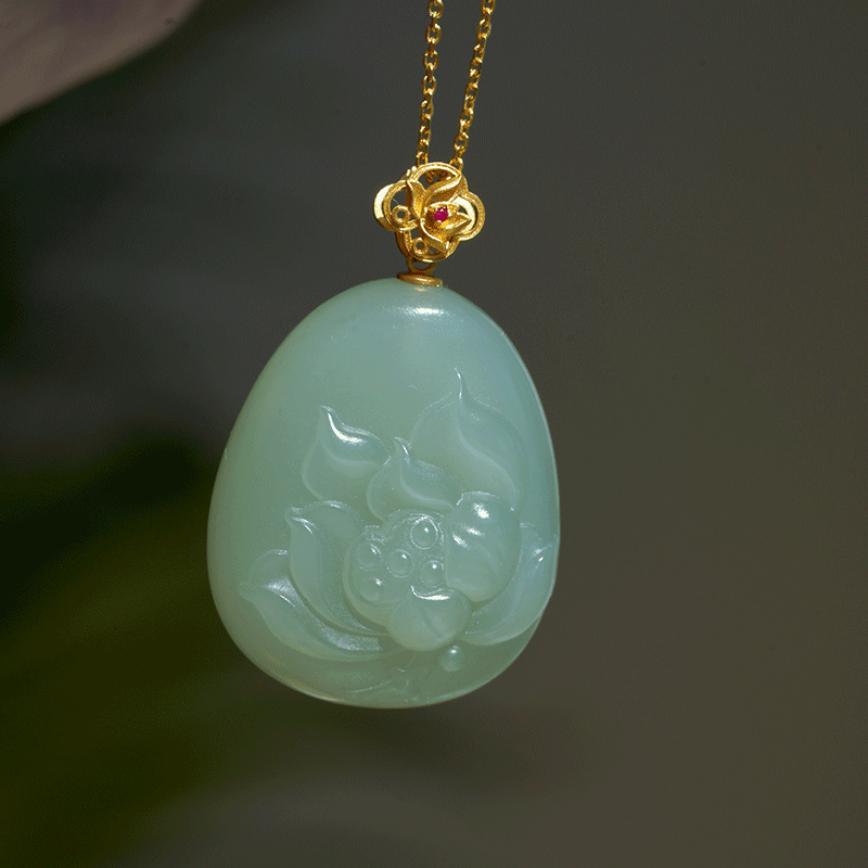 古珍  和田玉青玉荷花吊坠晴水色青玉莲花挂在金镶玉花卉玉牌送长辈