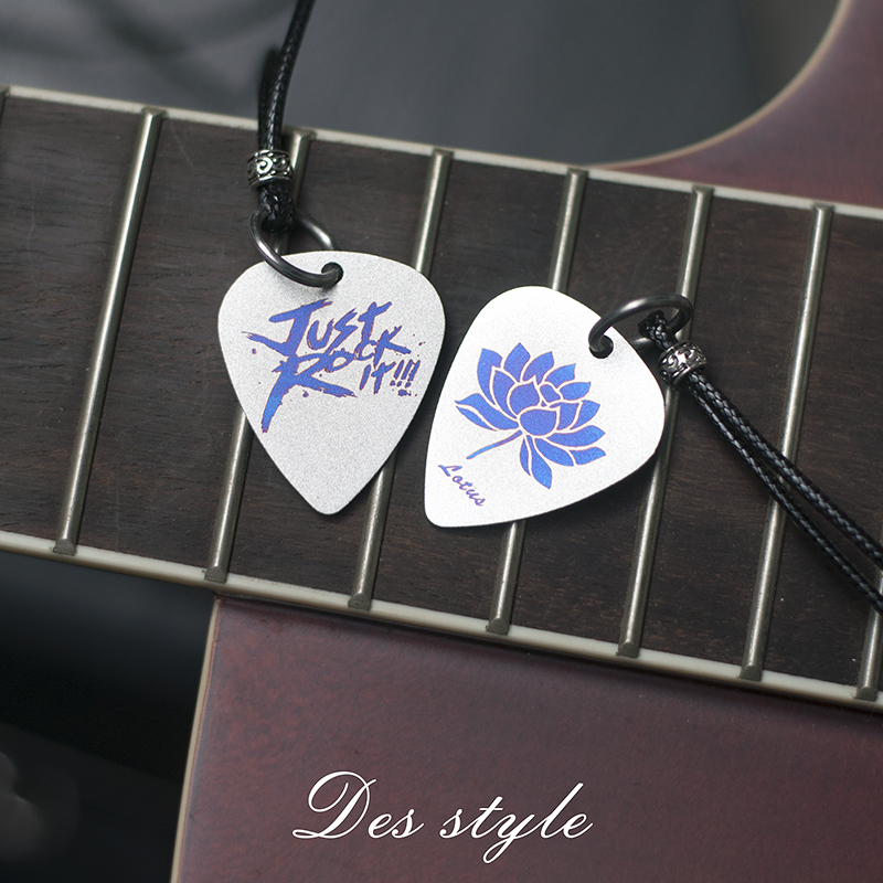 新宝(xinbao)钛合金吉他拨片吊坠 定制纯银拨片项链 刻字摇滚民谣情人