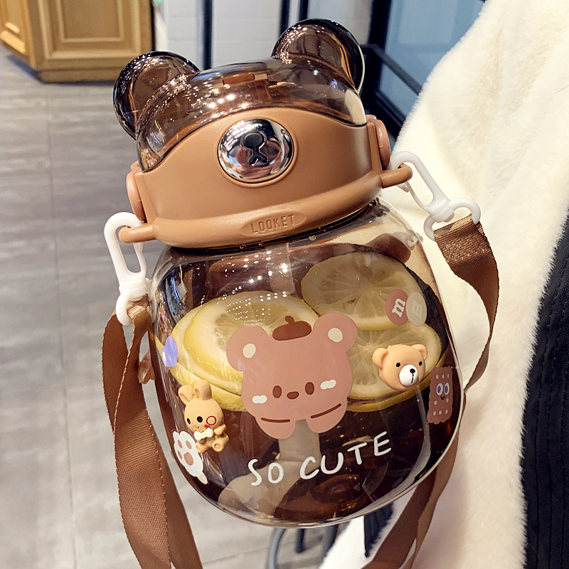 餐将军 大肚杯夏季儿童吸管水杯网红高颜值塑料杯男女学生军训用水壶便携户外运动水壶 大肚杯【咖色小熊日记+公仔贴片】