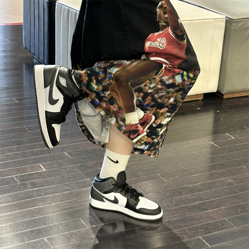 �Ϳˣ�NIKE��Air Jordan 1 Mid AJ1 ��ѩ��Ե ������ʷ�����ĥ�����˶�����Ь DQ8423-001�ڰ׻� 38 402Ԫ