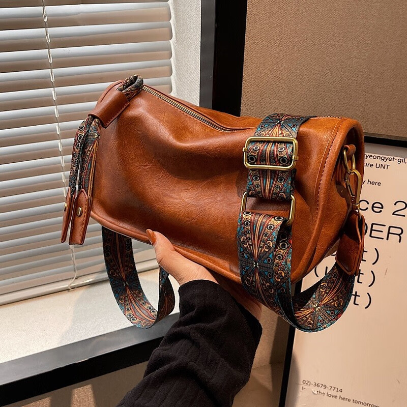 慕昂(moveon)今年流行包包女大容量2022新款时尚宽带斜挎包小众网红