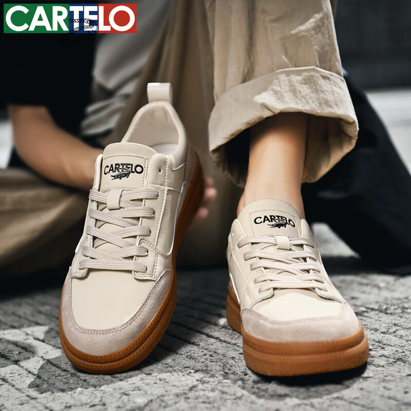 卡帝乐鳄鱼春秋新款男士舒适百搭休闲鞋潮流轻便透气板鞋运动时尚休闲男鞋 沙色 42