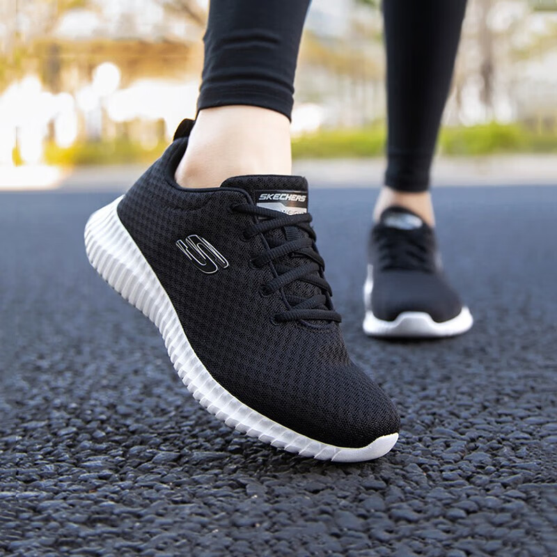 斯凯奇（Skechers）女鞋2025新款夏季休闲鞋轻便跑步鞋软底妈妈鞋网面运动鞋子女 8730031-BKW /黑色 
