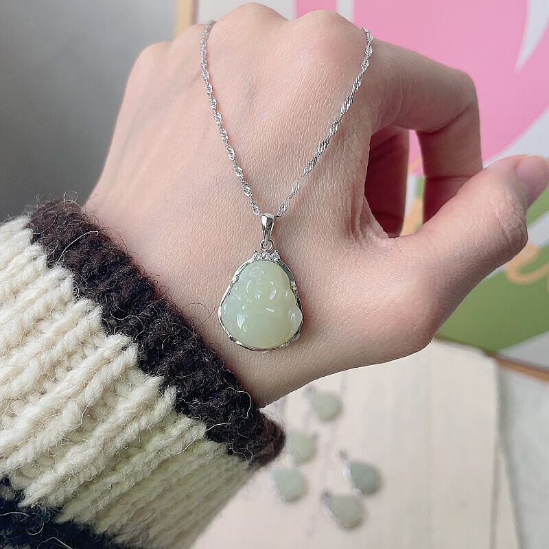 饰由美玉佛吊坠女新疆和田玉弥勒佛公925银镶嵌锁骨项链轻奢小众节日