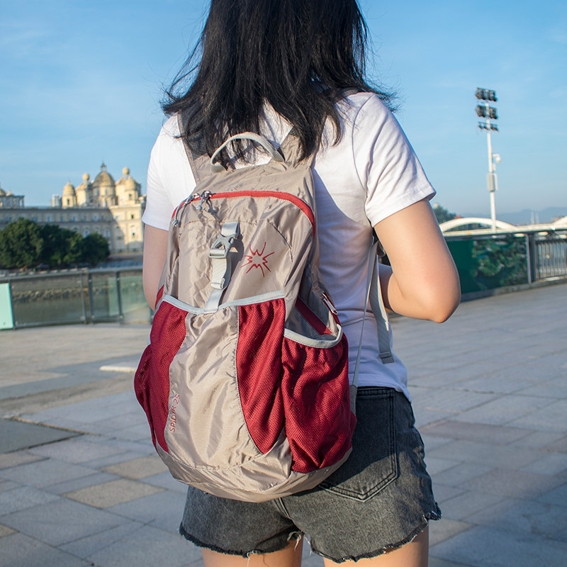 吉兴久登山包女小型 户外轻皮肤包女夏折叠包轻便双肩包便携运动背包薄 浅灰/红 25升