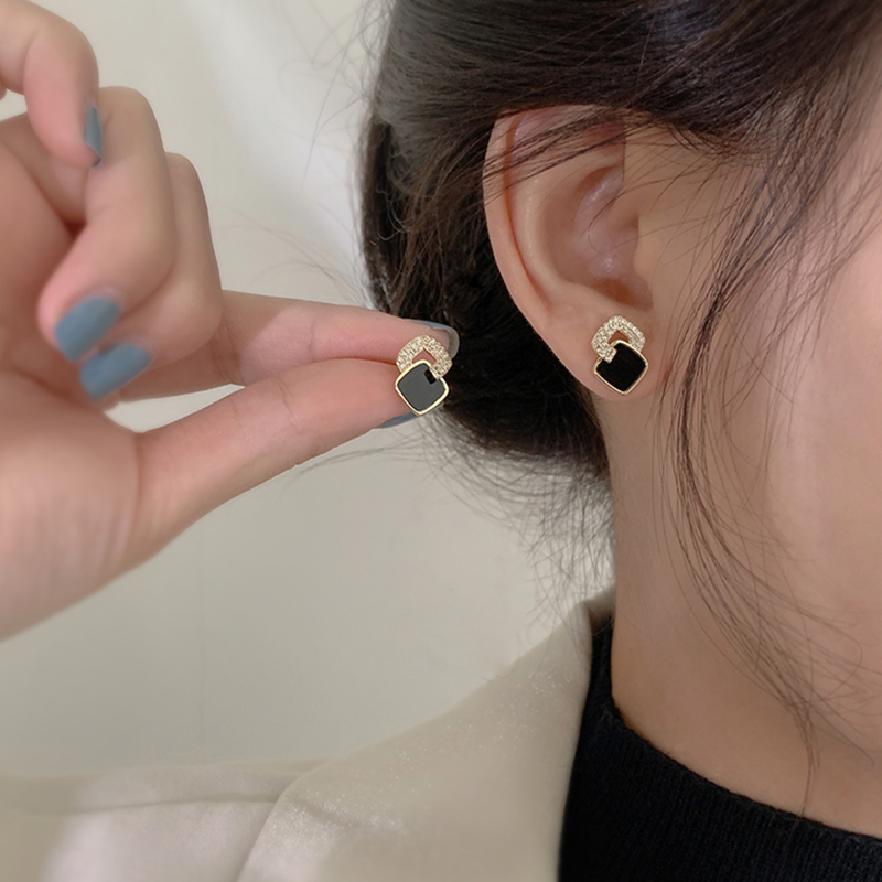 伊黛兒黑色耳釘2025年新款潮耳環(huán)女夏季氣質(zhì)小眾高級感耳飾生日禮物 交叉幾何黑色耳釘E1051