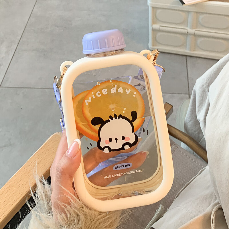 初和（CRUHRE）可爱水杯女生方形夏季小学生上学专用男孩杯子防摔网红儿童扁水壶 550ml 摸脸睁眼-【背带斜挎】