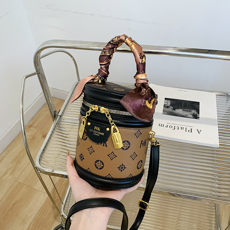 clolv kiss圆筒包包女2023新款网红圆柱形手提水桶包时尚复古老花单肩