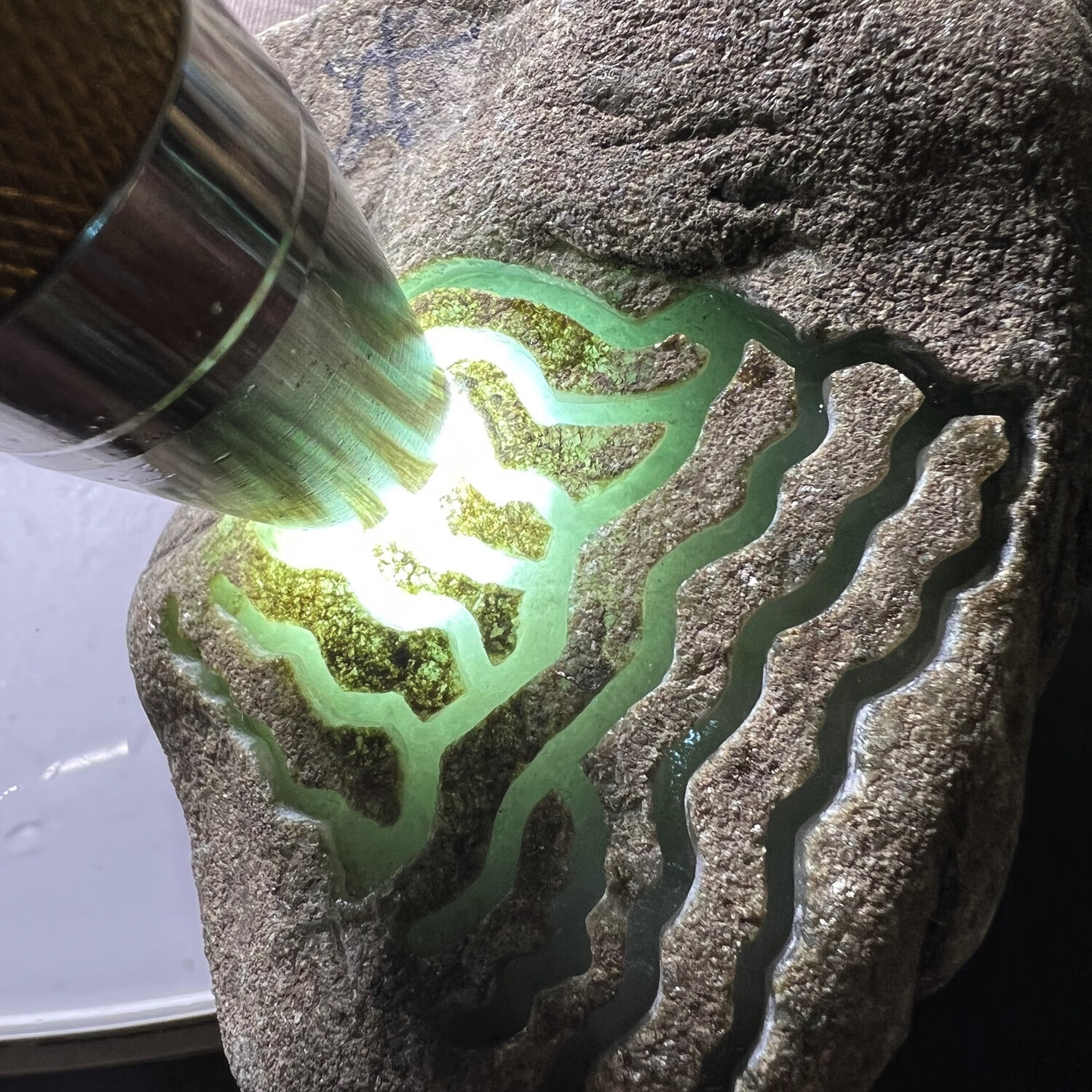 933克缅甸翡翠原石,后江大件,裂少