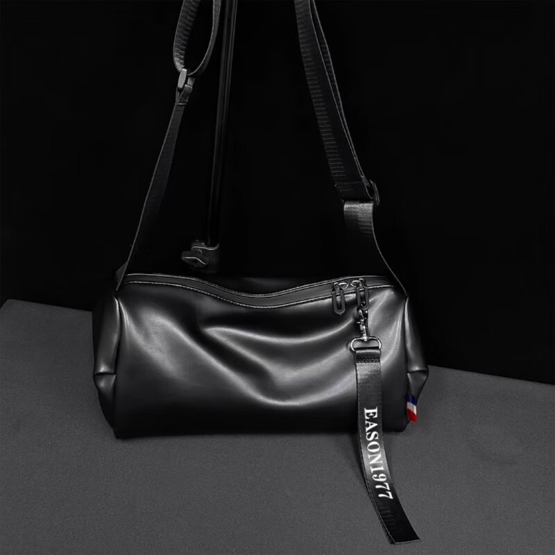 2023新款包包男士斜挎包简约休闲单肩包男潮牌百搭通勤包圆筒挎包 黑色