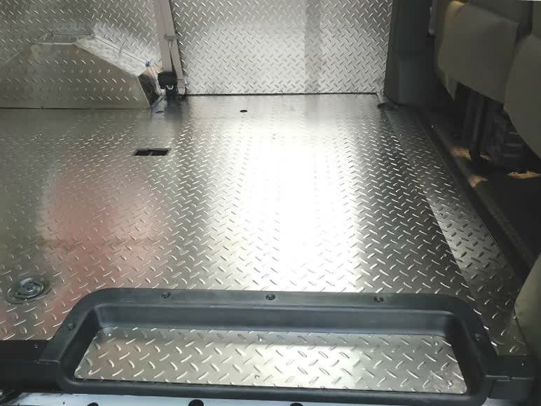 适用于大通v80改装配件专用不锈钢地板汽车铝内饰货车车厢铁皮铺底