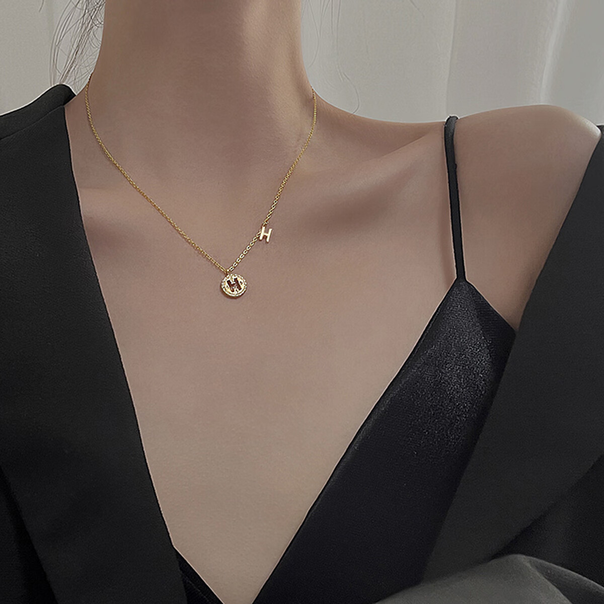 银千惠925银项链女英文字母锁骨链轻奢简约高级感女神节礼物 字母圆牌