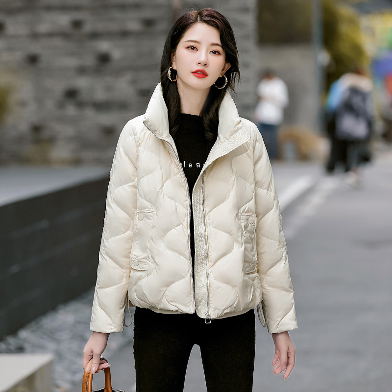 高档品牌轻奢女装时尚羽绒服女短款2021年秋冬新款轻薄羽绒服洋气减龄