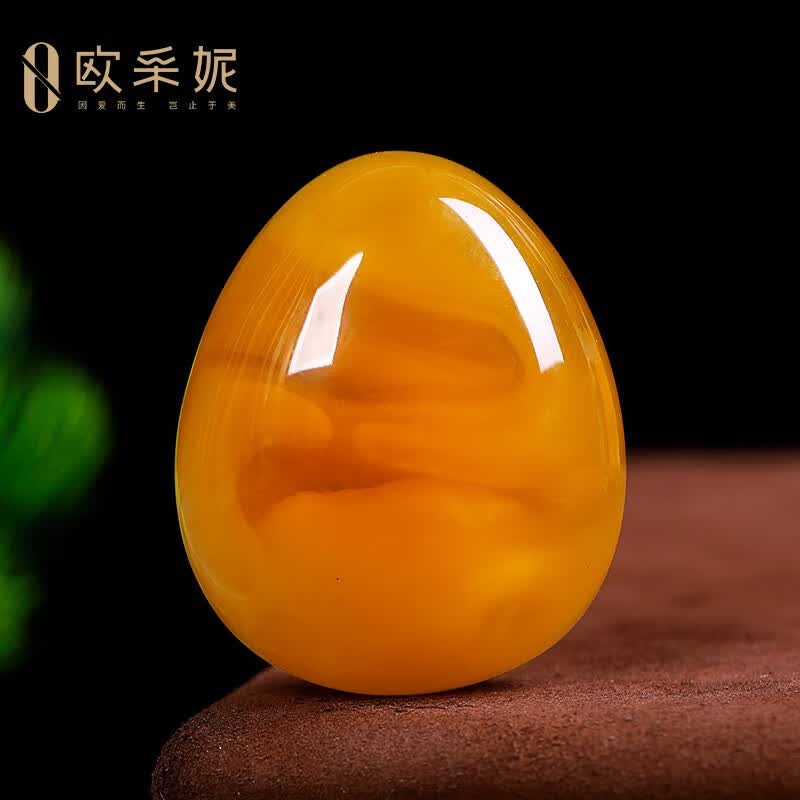 欧采妮蜜蜡吊坠 【珍藏品水滴】天然波罗的海琥珀鸡油黄新满蜜挂链水滴男女士款原石附证书 约42.82g 天然孤品 仅此一件高性价比高么？