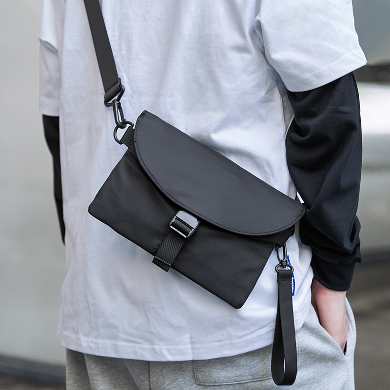 墨一 潮牌斜挎包男士时尚信封包单肩包男生包包小背包个性百搭男挎包