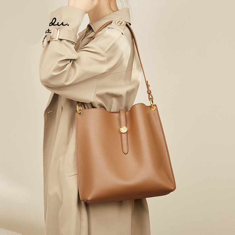 tushky品牌 包包2024新款时尚真皮水桶包女大容量配大衣单肩包通勤