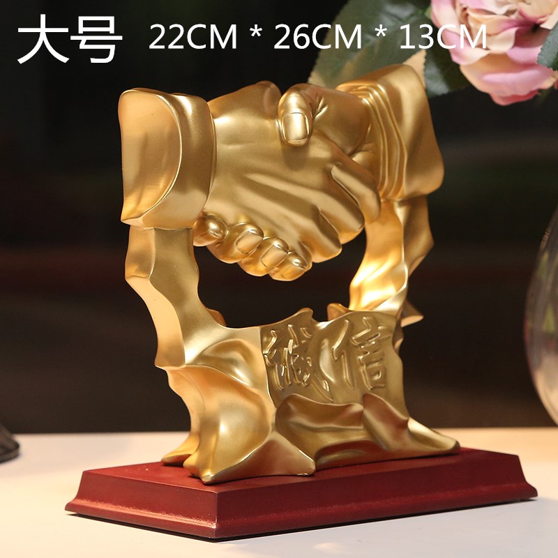 董事长办公桌摆件老板办公桌摆件董事长办公室装饰品创意诚信握手摆设