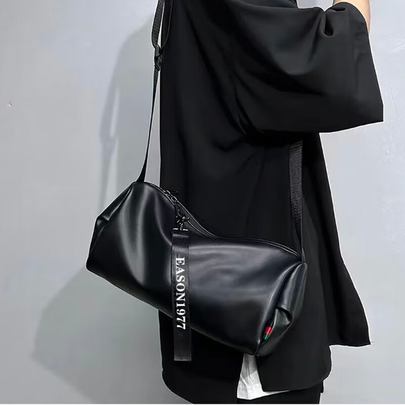 2023新款包包男士斜挎包简约休闲单肩包男潮牌百搭通勤包圆筒挎包 黑色