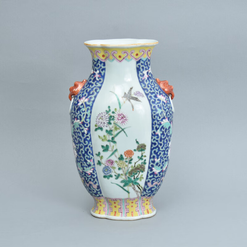 【包老带证书能典当14】 蓝地粉彩缠枝莲花鸟双耳海棠尊