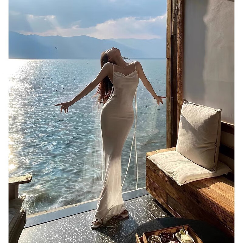 摩舍沙滩裙海边旅游度假吊带连衣裙性感露背纯欲风年新款气质女神范
