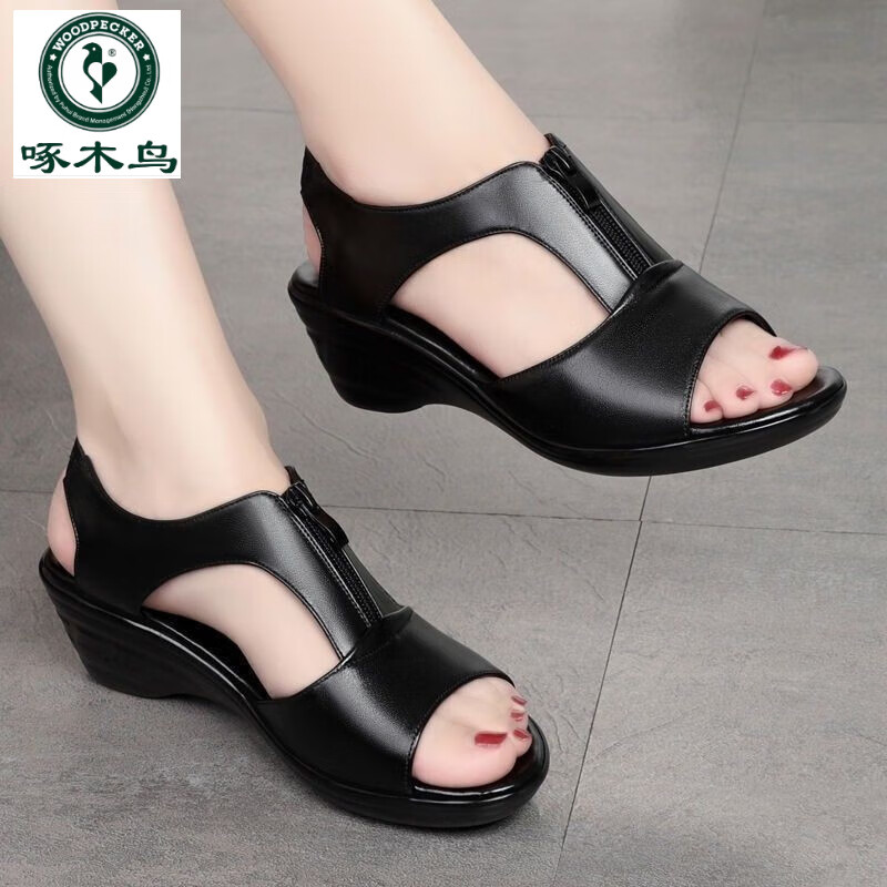 啄木鸟新款皮妈妈凉鞋舒适软底2024时尚夏季中老年鱼嘴坡跟女鞋休闲凉
