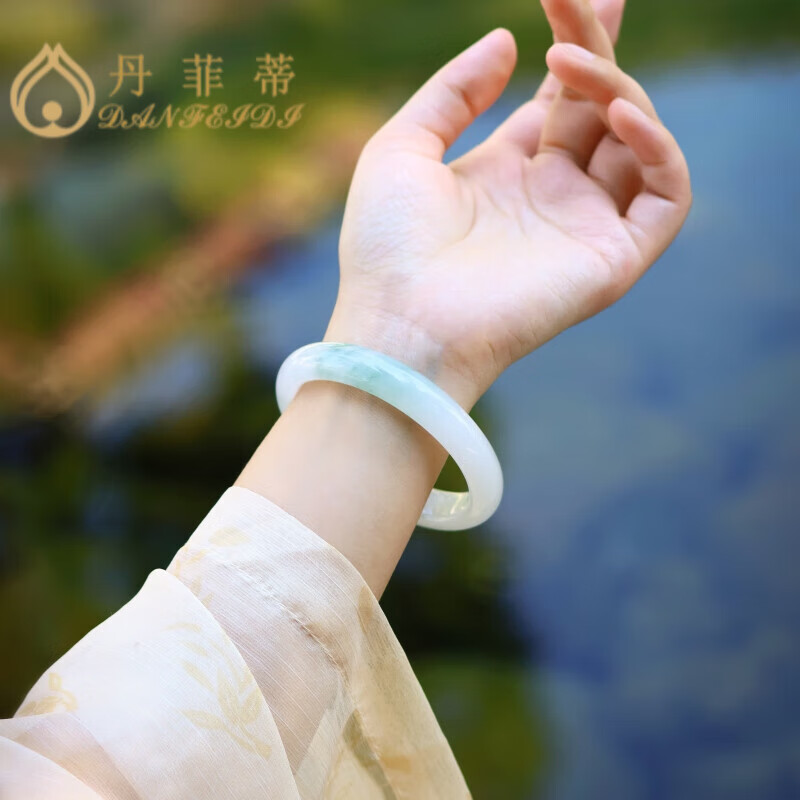 丹菲蒂色新疆金丝玉镯女天山雪翠正圈手镯年轻款扁条冰种翡翠色飘花