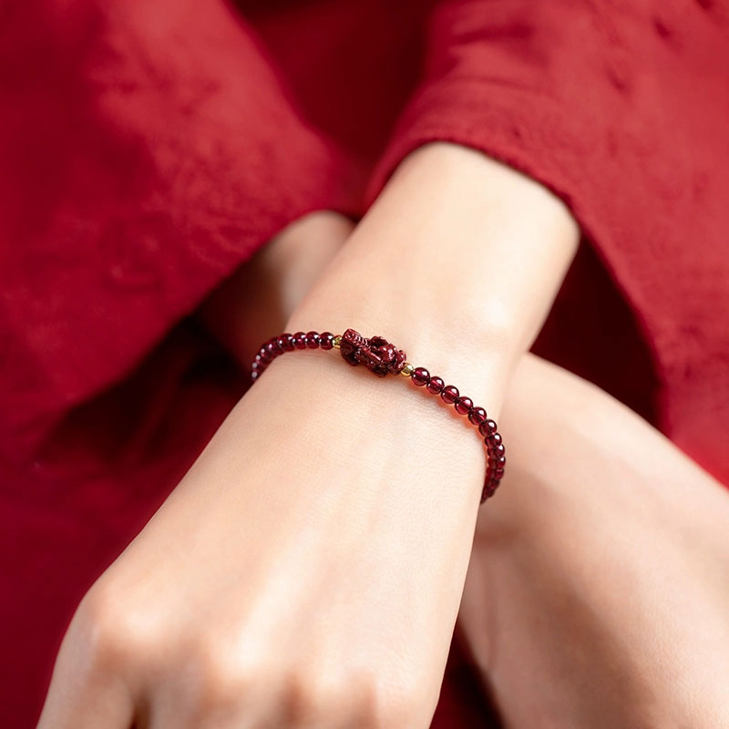莲雨恋星朱砂貔貅石榴石手链女本命年石榴石转运珠女红手绳复古风