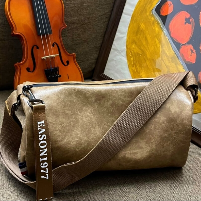 伊森单肩包男休闲男士斜挎包简约运动小背包软皮挎包圆筒包男包 黑色