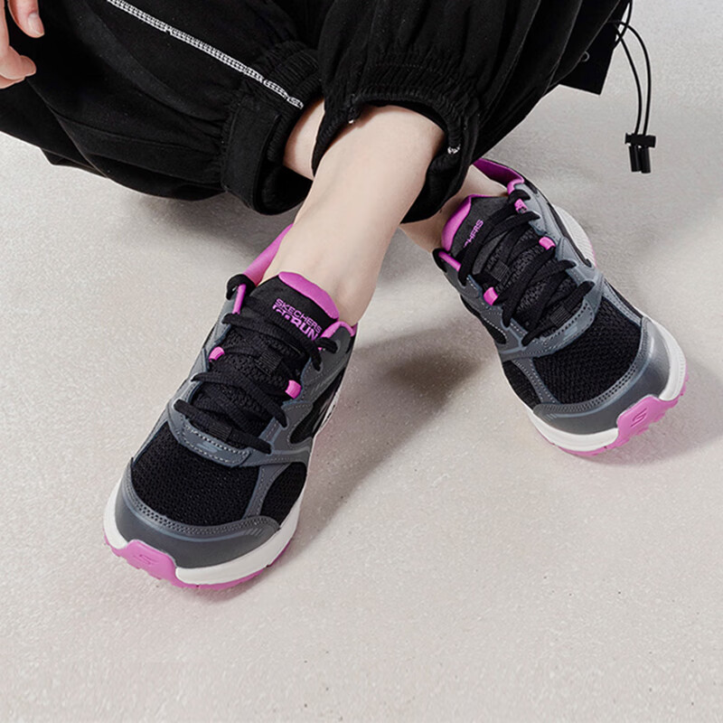 斯凯奇（Skechers）女鞋秋季2025新款休闲鞋减震跑步鞋轻便软底妈妈鞋网面透气运动鞋 /黑色/紫色-BKPR 35