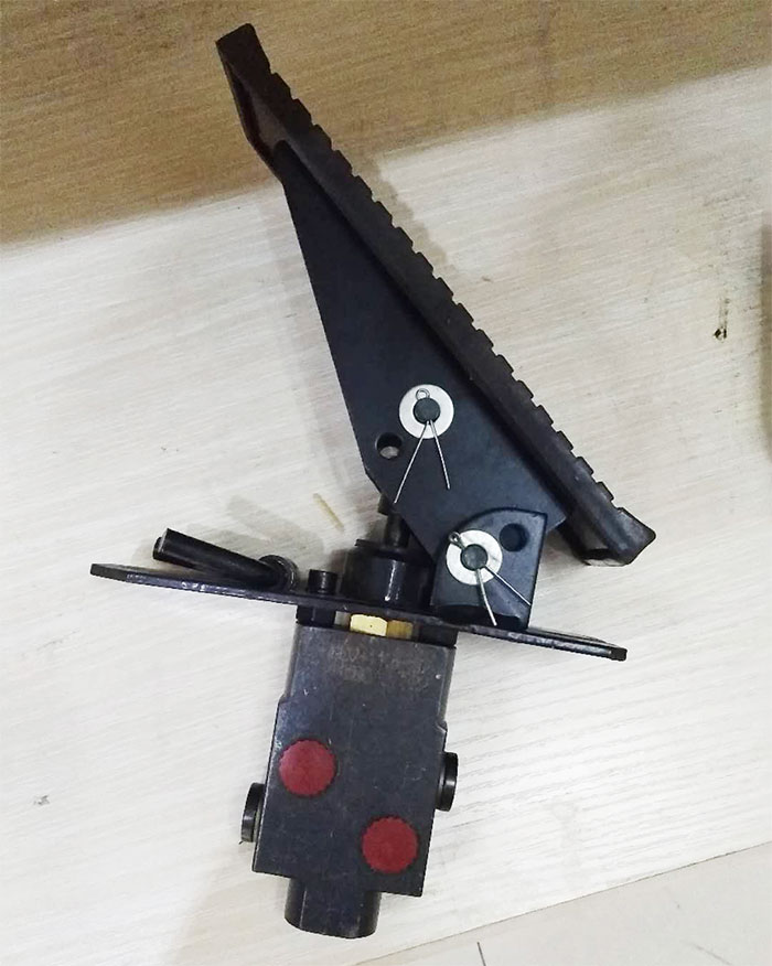 挖掘机破碎锤脚踏阀68/100/140炮头75抓木器液压剪双向脚踏板开关 宽