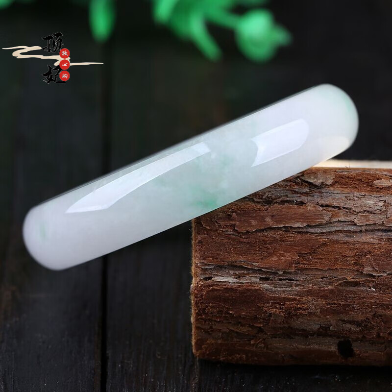 顶妃 翡翠手镯 贵妃椭圆口白底飘花白冰贵妃镯 女款细条薄款 5.0cm