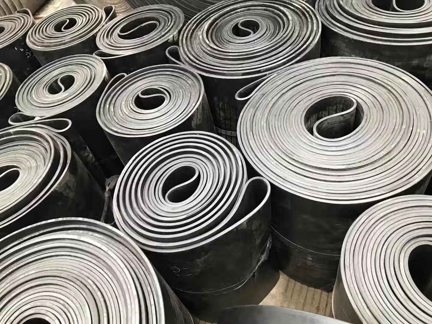 云启格黑色橡胶环形输送带提升机皮带无缝对接传送带人字花纹尼龙传动