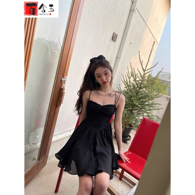 丝感吊带连衣裙2022春夏季设计感小众气质显瘦海边纯欲温柔抹胸裙子